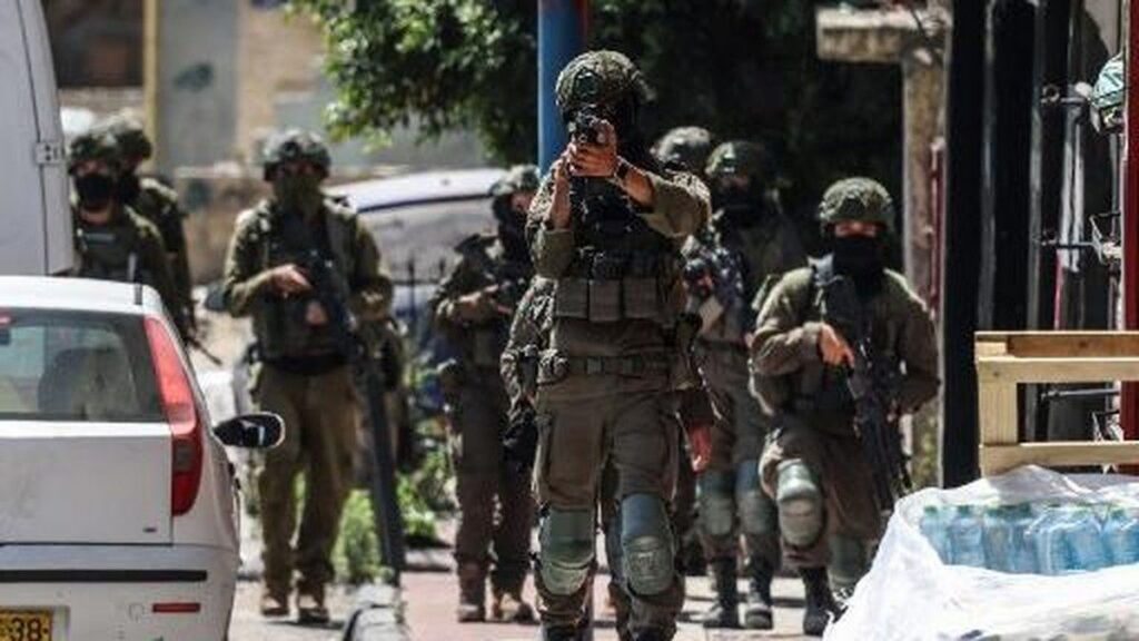 Tentara Israel Gerebek Kamp Qalandiya dan Tangkap 20 Warga Palestina