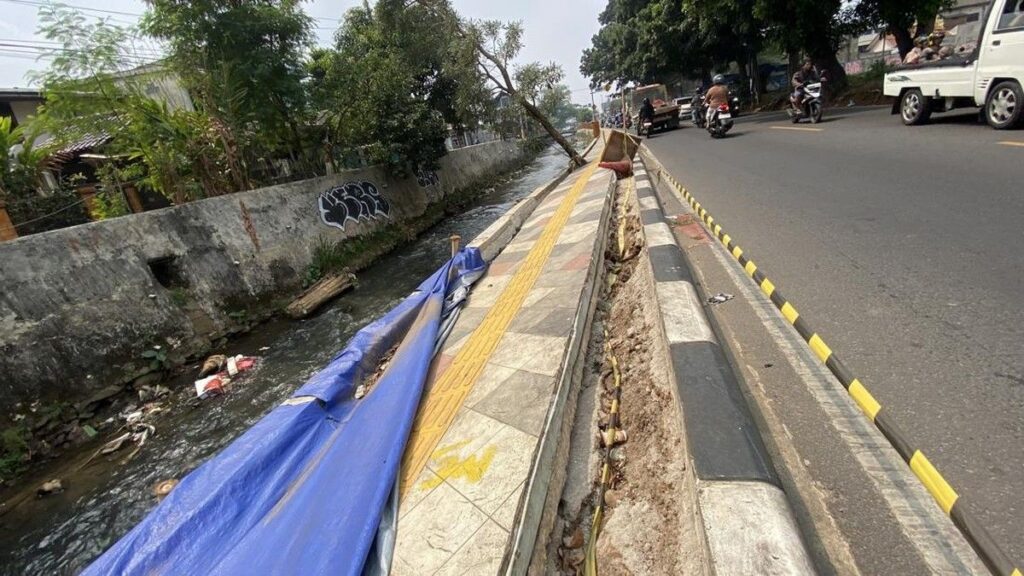 Pemkot Depok Segera Perbaiki Trotoar Ambles di Jalan Raya Sawangan