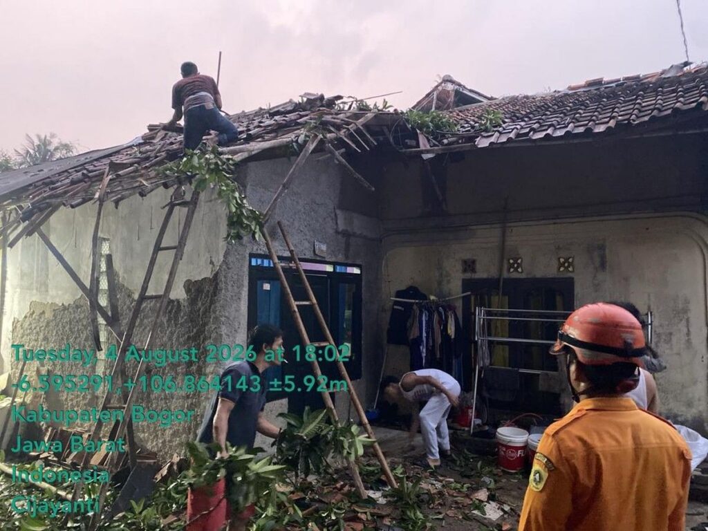 Pohon Tumbang Timpa Rumah Warga di Babakan Madang Bogor