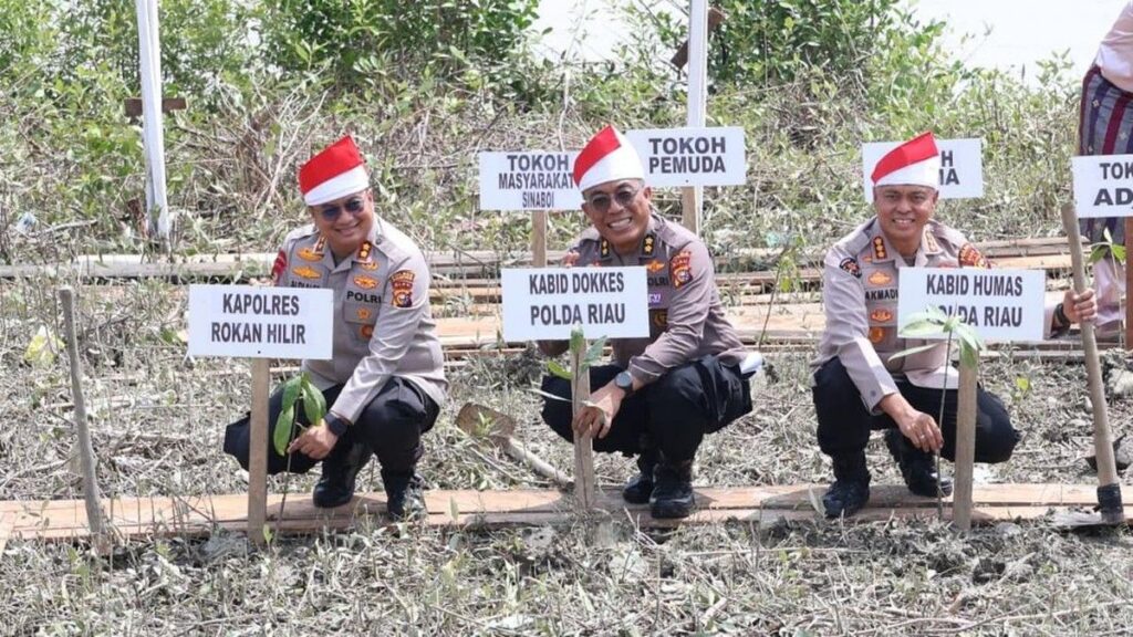 Polda Riau Tanam 810 Mangrove di Pesisir Rokan Hilir