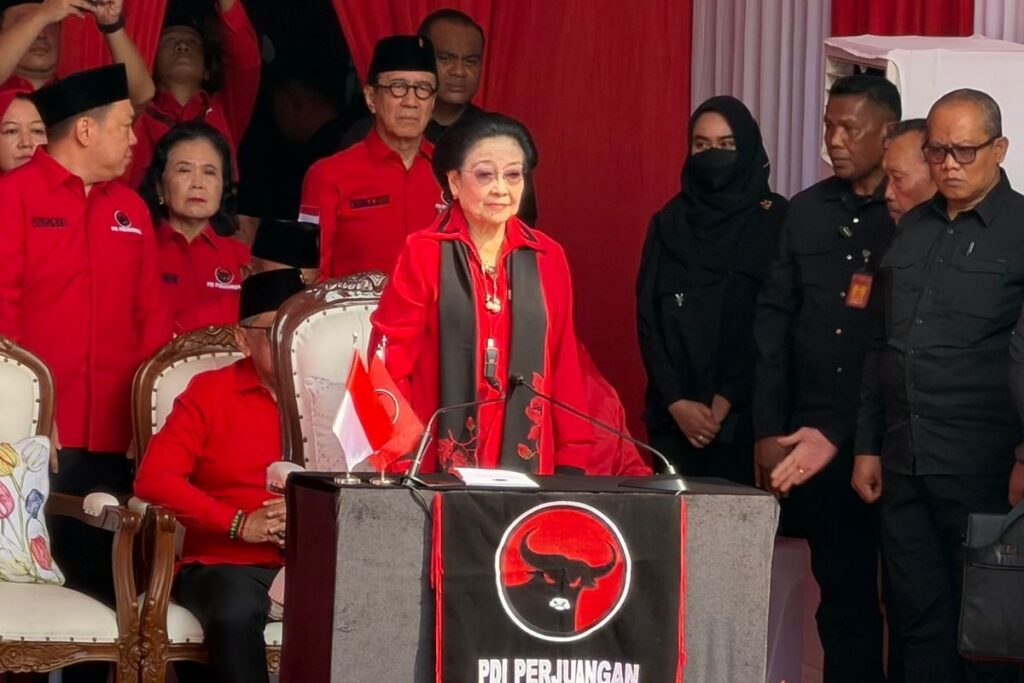 Megawati memimpin upacara HUT RI ke 81 di Sekolah Partai