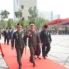 Neeltje Deliana Bertugas Sebagai Pembawa Baki Penurunan Bendera