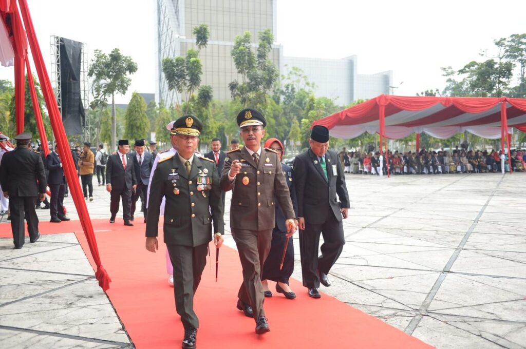 Neeltje Deliana Bertugas Sebagai Pembawa Baki Penurunan Bendera