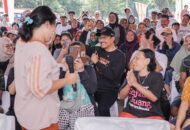 Mensos Gus Ipul Bagikan Sembako dan Tinjau Jamuan Rakyat