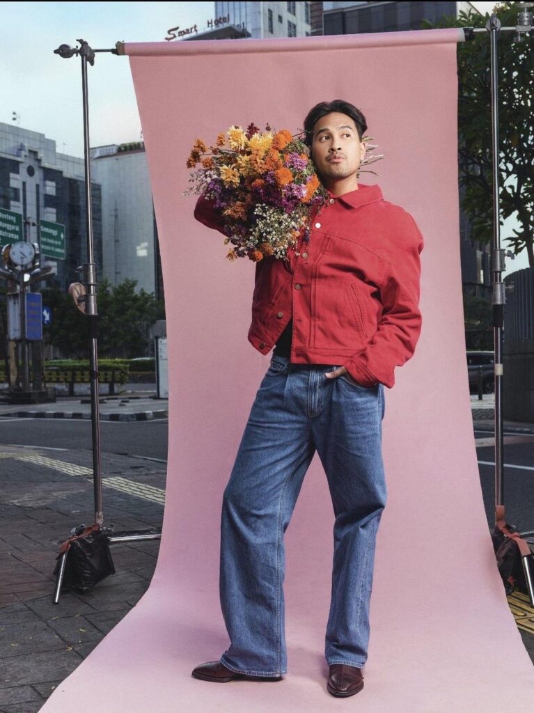 Adrian Khalif Rilis Single 2001x Soal Dinamika Hubungan