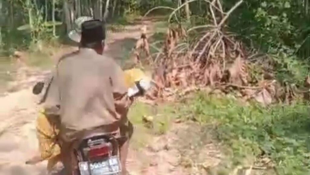 Warga Pandeglang Bawa Jenazah Pakai Motor Lewati Jalan Rusak