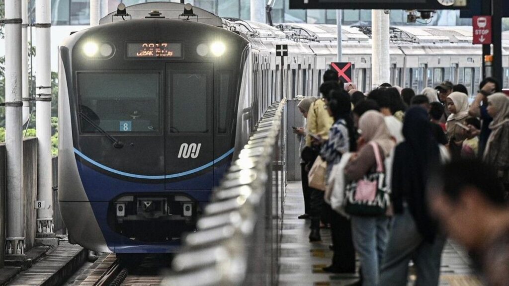 Pemerintah DKI Jakarta dan KAI Tetapkan Tarif Transportasi Rp8