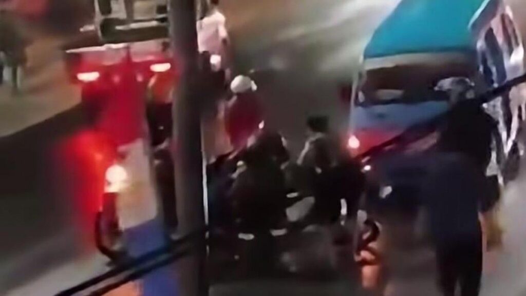 Tetesan Air Lindi Truk Sampah Menyebabkan Pemotor Terjatuh di Bekasi