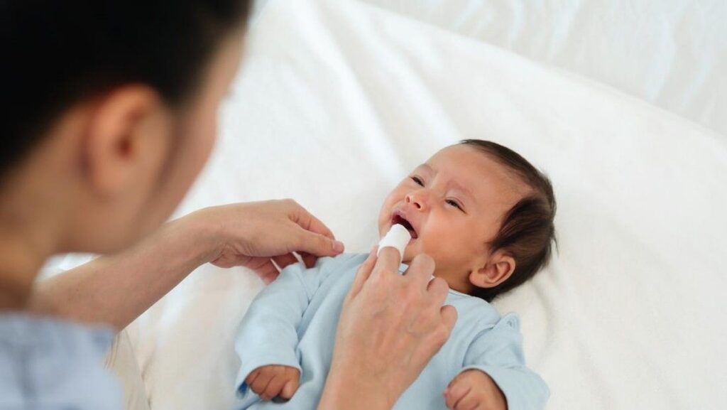 Mengenal Penyebab Lidah Bayi Berjamur dan Cara Aman Mengatasinya