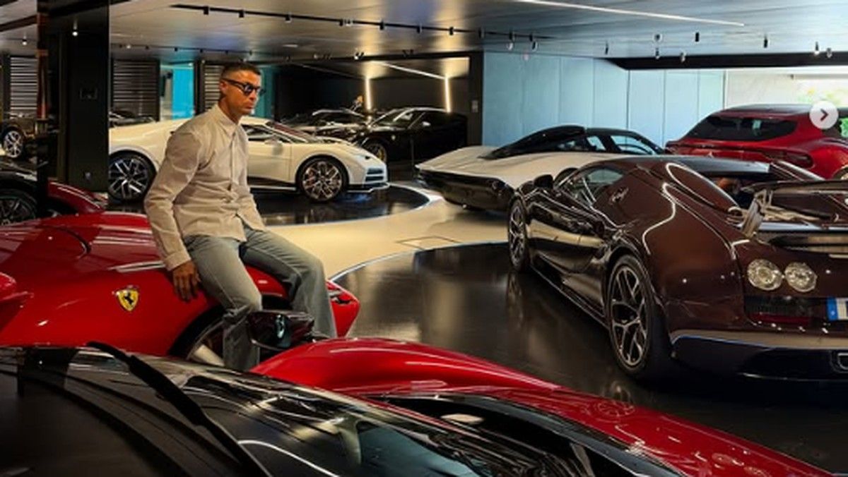 Cristiano Ronaldo Pamer Koleksi Mobil Mewah di Garasinya