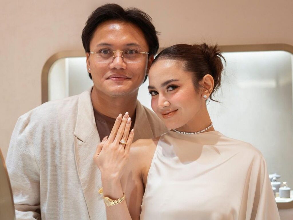 Rizky Febian Beri Kejutan Cincin Berlian Custom untuk Mahalini