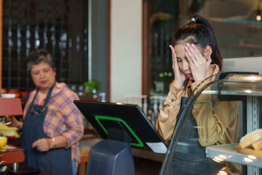 Wanita Ngotot Makan di Tempat Saat Restoran Terengganu Mau Tutup