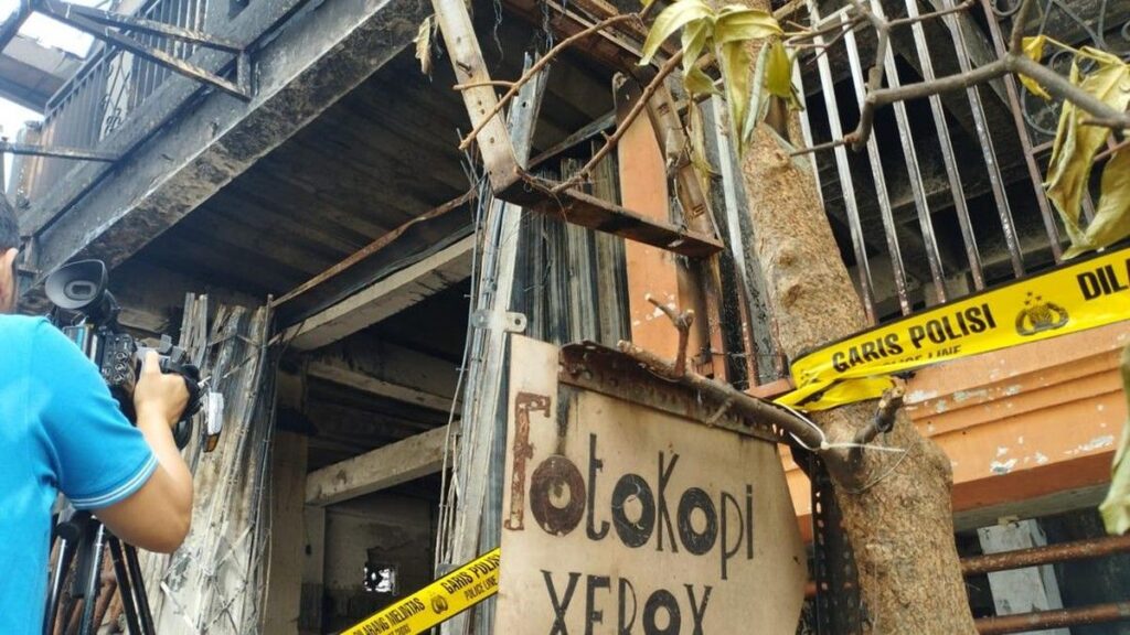 Kebakaran Hanguskan Ruko dan Kos di Tebet Jakarta Selatan
