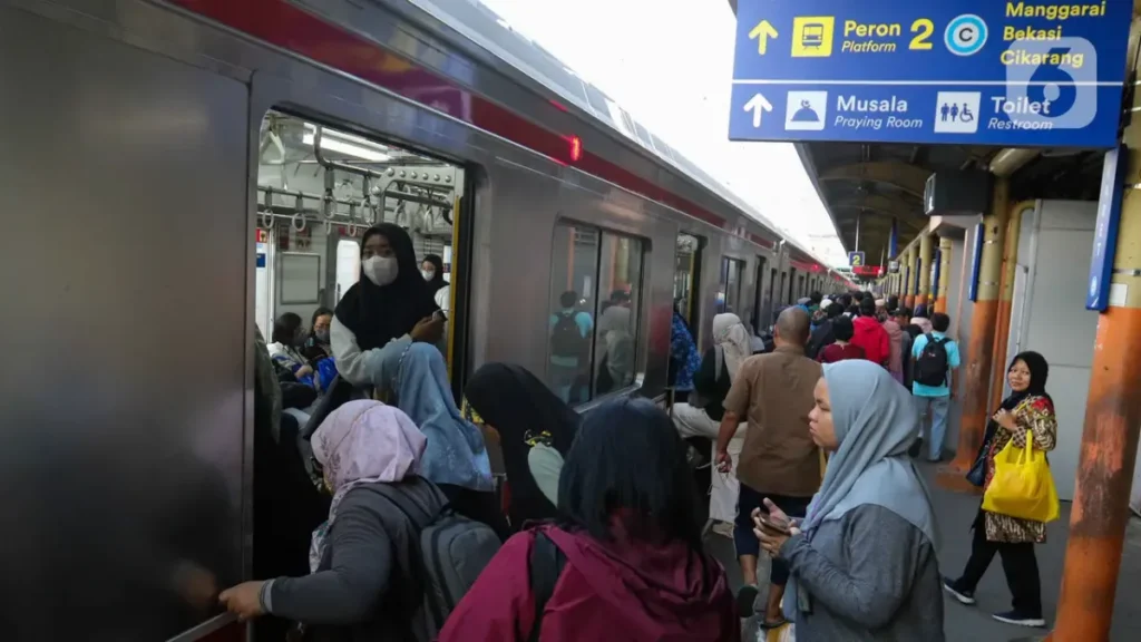 Transjakarta Mobilisasi Bus Bantuan Saat Gangguan KRL Bogor-Jakarta