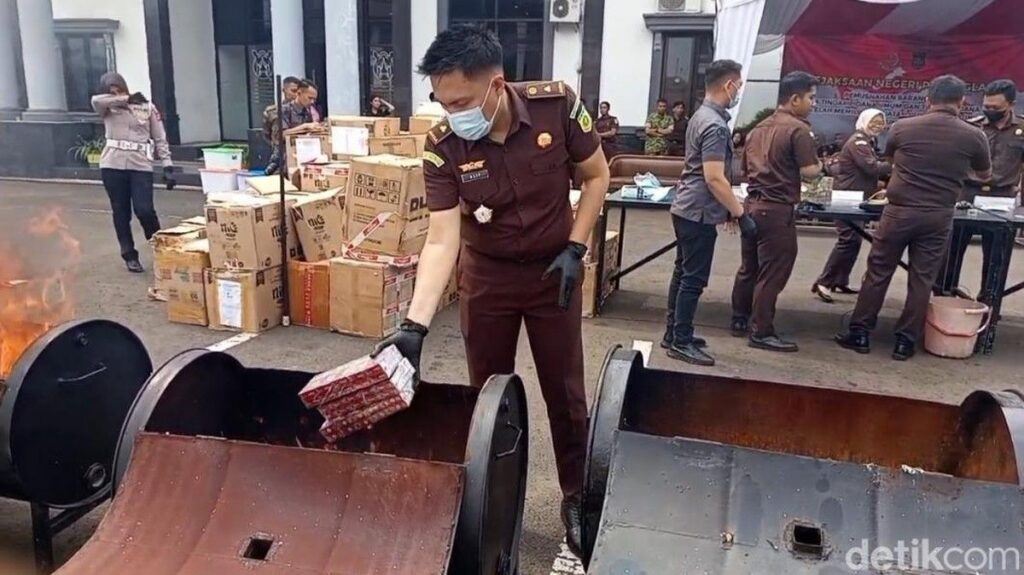 Kejari Pandeglang Musnahkan Rokok Ilegal dan Narkotika