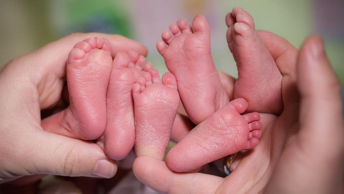 Perempuan melahirkan kembar empat identik melalui operasi caesar