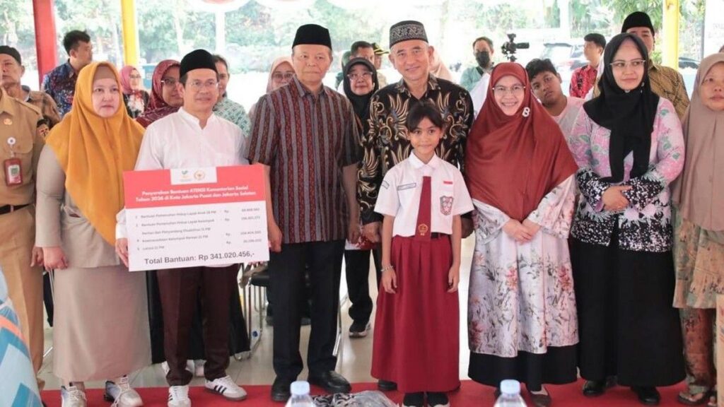 Kemensos dan DPR Salurkan Bantuan Atensi Rp 341 Juta