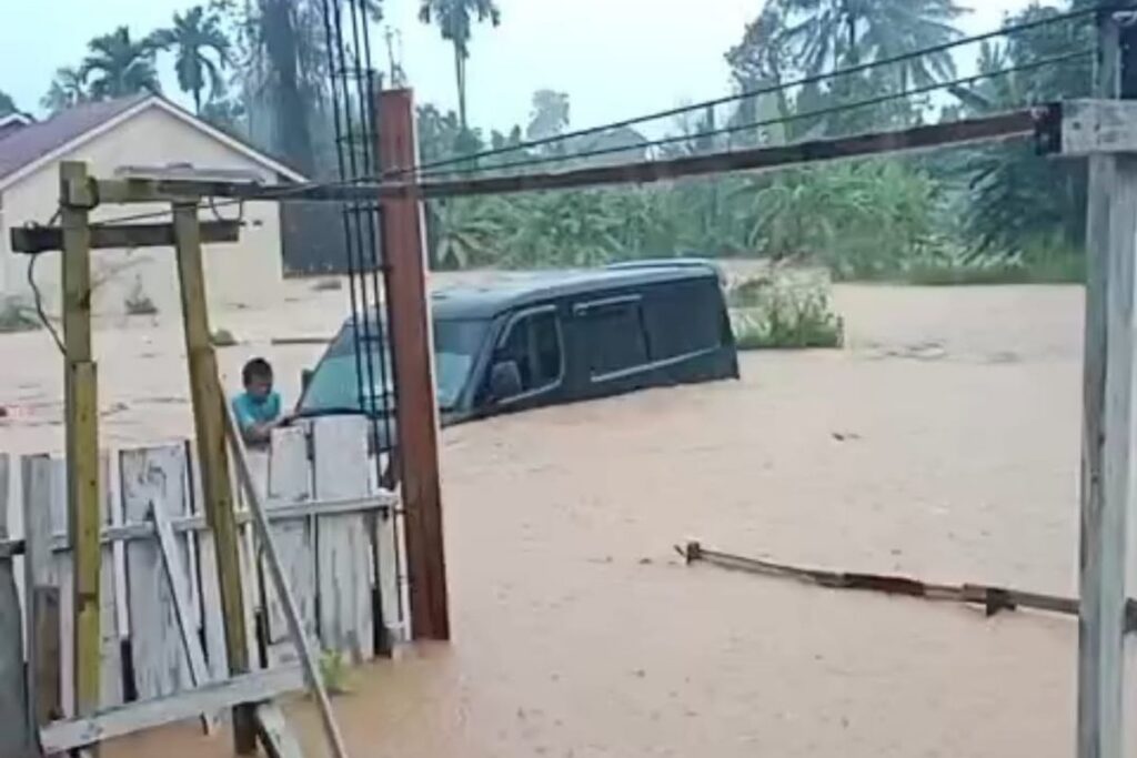 BMKG Ungkap Penyebab Hujan Deras Pemicu Banjir di Padang