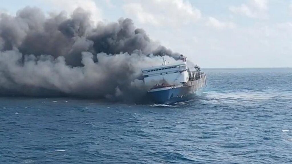 Empat Kapal Evakuasi Korban Kebakaran KM Mutiara Sentosa 2