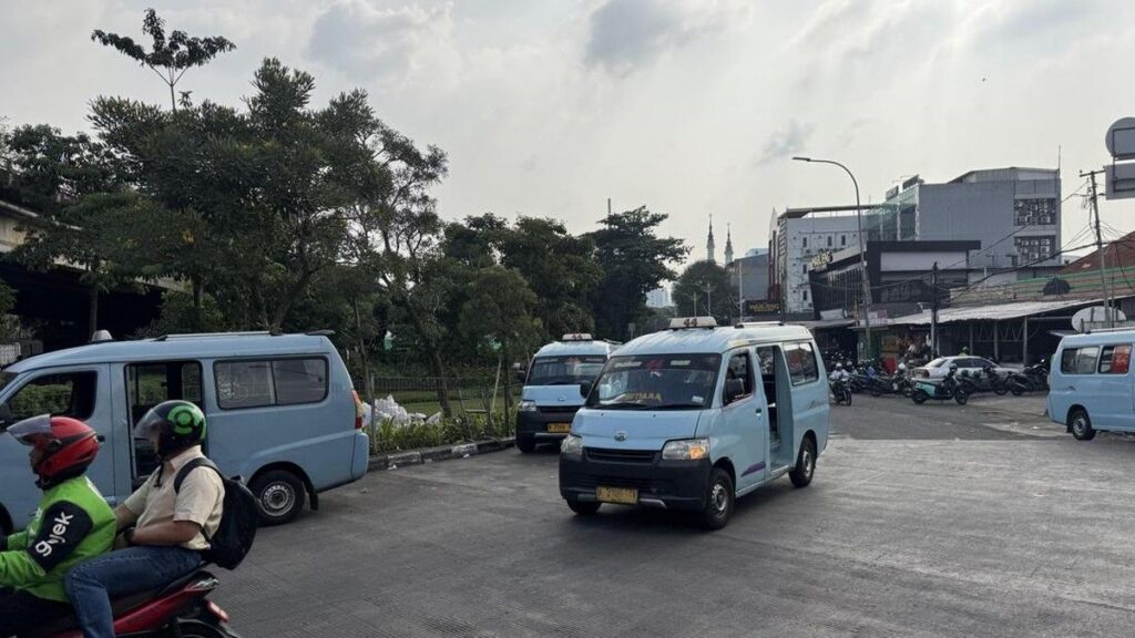 Sopir Mikrolet M44 Kembali Beroperasi Usai Demo di Balai Kota DKI