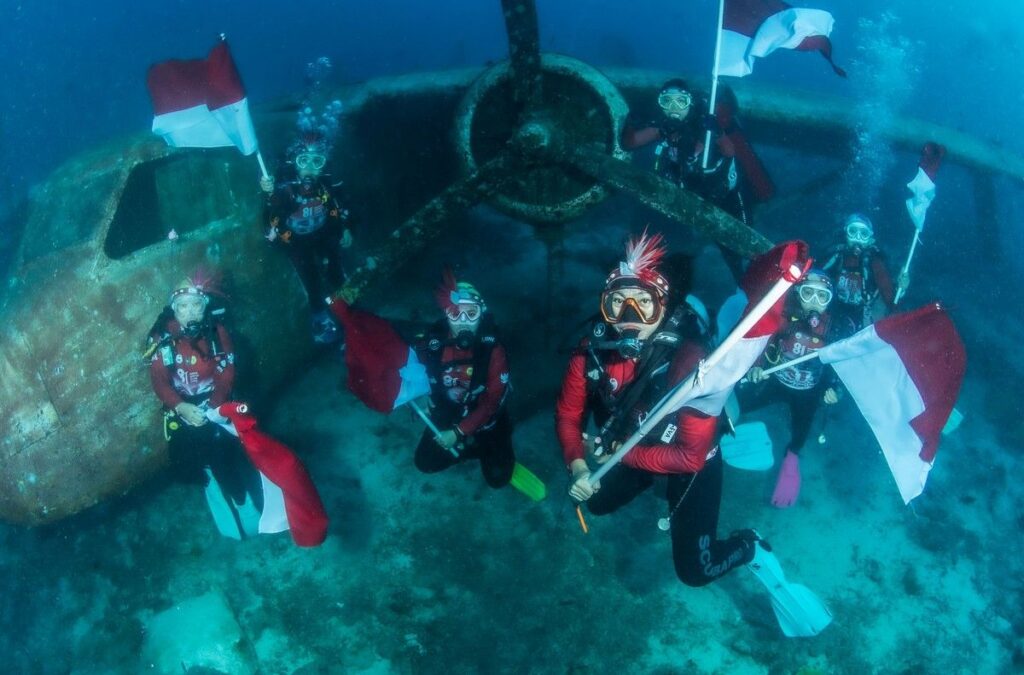 Ketua WASI dan Bupati Biak Gelar Upacara Bendera Merah Putih Bawah Laut