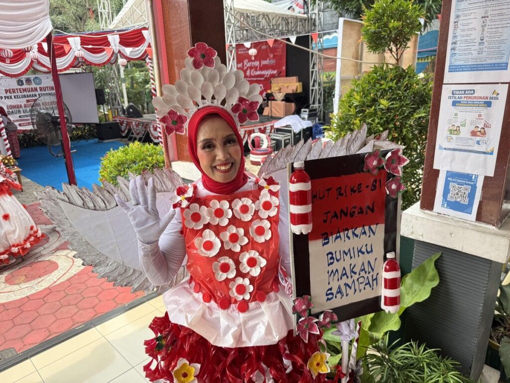 Emak-emak di Kemanggisan Gelar Fashion Show Busana dari Sampah Daur Ulang