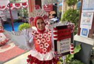 Emak-emak di Kemanggisan Gelar Fashion Show Busana dari Sampah Daur Ulang