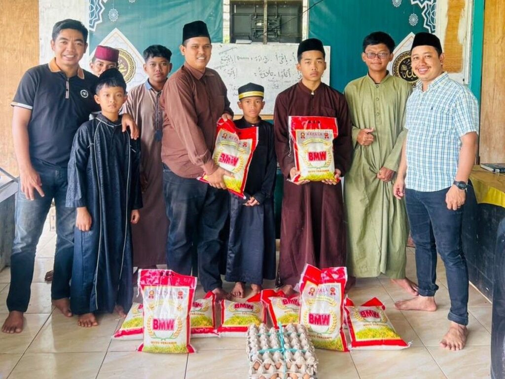 Bahtra Banong Salurkan Bantuan Beras ke Tiga Ponpes di Kolaka