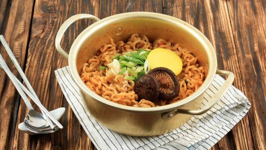 Makan Mie Instan Saat Diet Tetap Diperbolehkan Pakar Gizi