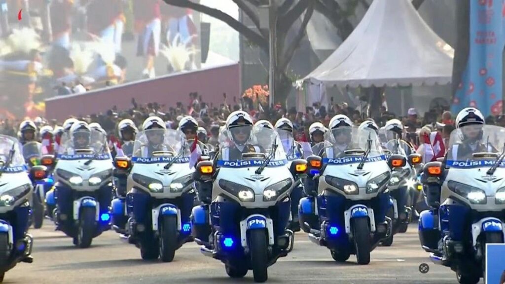 Srikandi Polisi Militer Kawal Kirab Bendera Pusaka di Istana