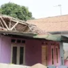 Pemkot Serang Salurkan Bantuan Perbaikan Rumah Ambruk di Kagungan