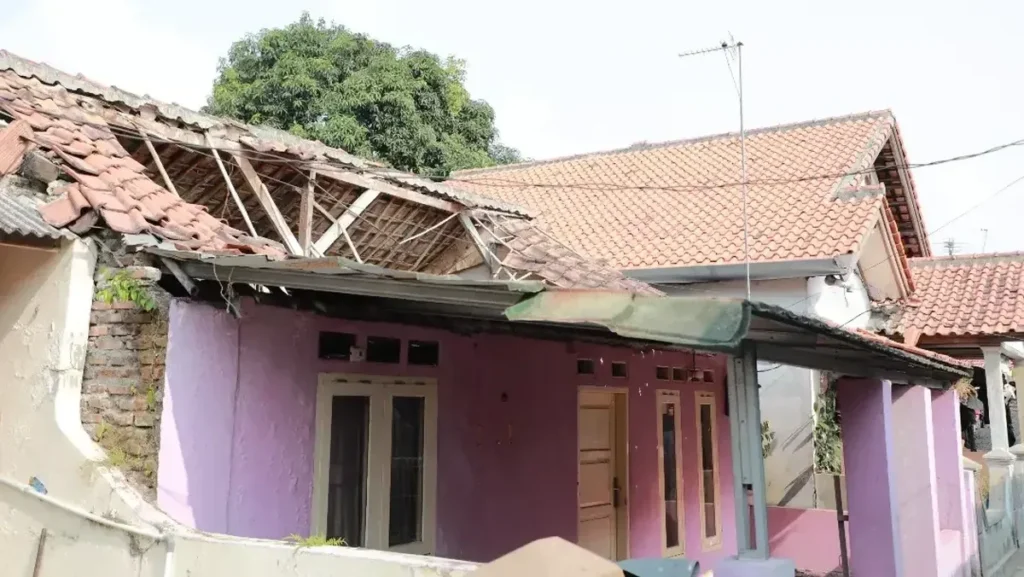 Pemkot Serang Salurkan Bantuan Perbaikan Rumah Ambruk di Kagungan