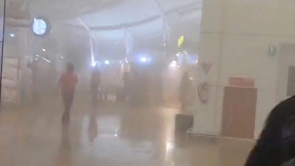 Kebakaran Gerai Makanan Picu Kepulan Asap Bandara Ngurah Rai