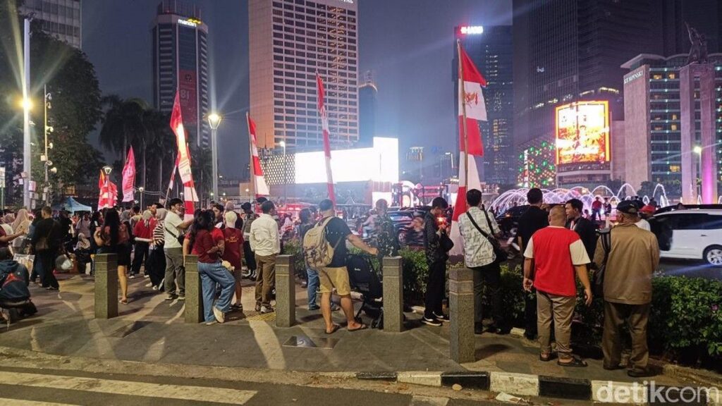 Kawasan Bundaran HI Dipadati Warga Jelang Acara Malam Merdeka