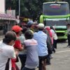 Warga Ikuti Lomba Tarik Bus di Terminal Kalideres Peringati HUT RI Ke-81