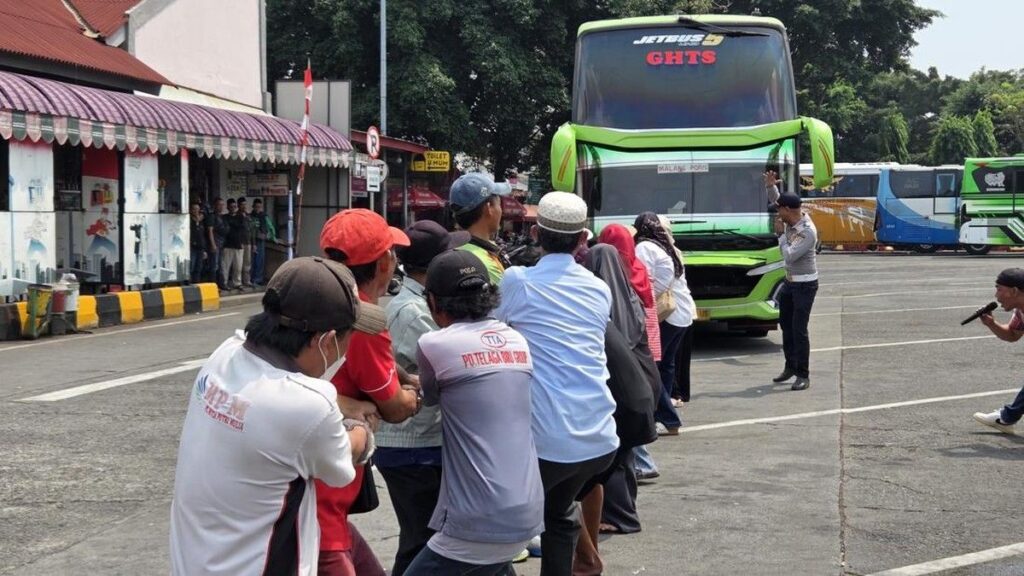 Warga Ikuti Lomba Tarik Bus di Terminal Kalideres Peringati HUT RI Ke-81