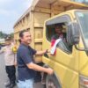 Polisi Bagikan Bendera Merah Putih Kepada Pengguna Jalan