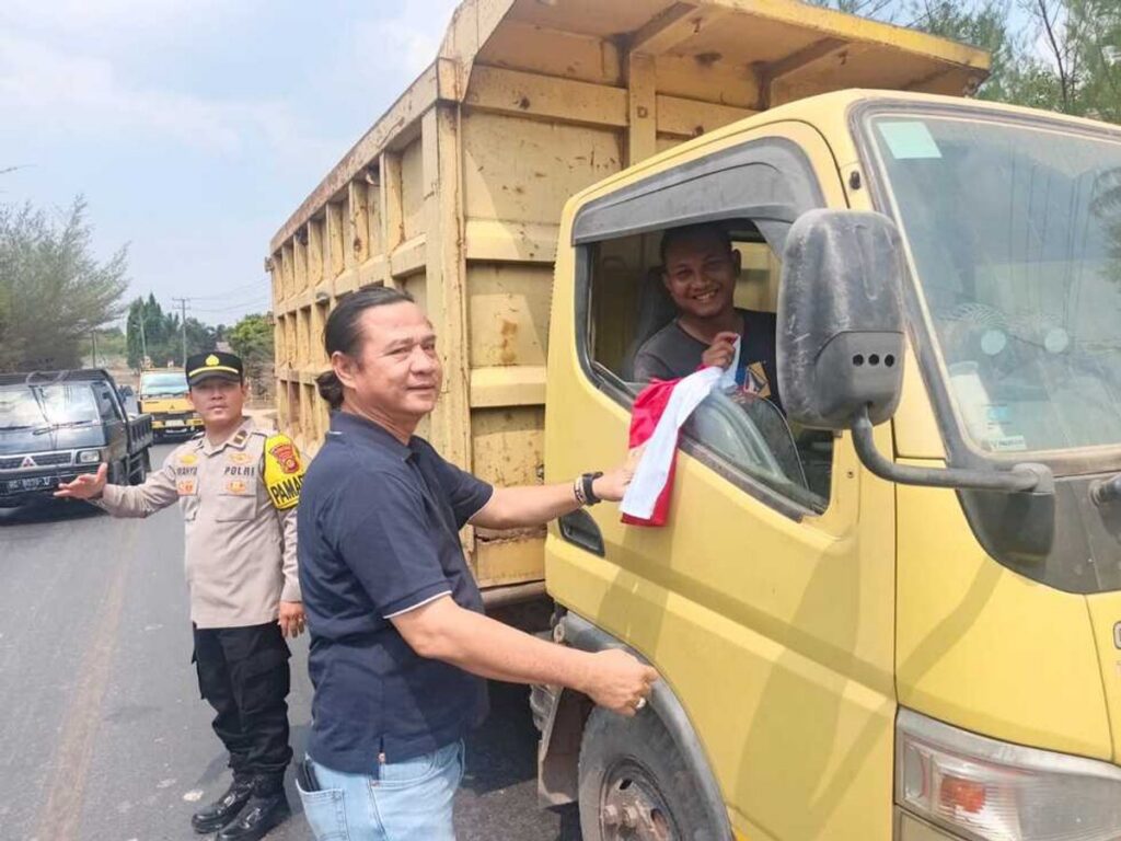 Polisi Bagikan Bendera Merah Putih Kepada Pengguna Jalan