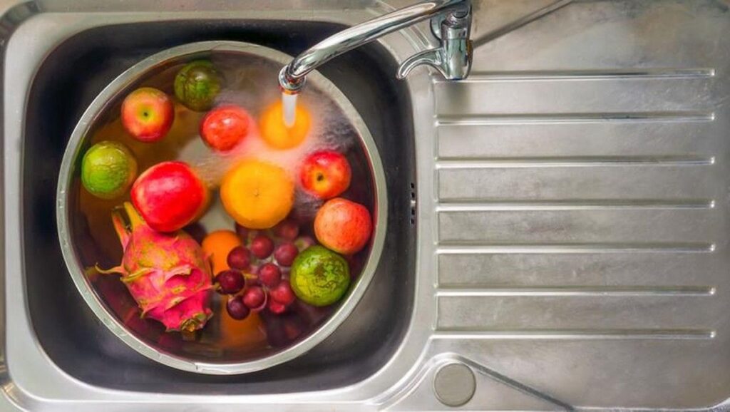 5 Buah dan Sayur yang Wajib Dicuci Menurut Pakar Keamanan Pangan