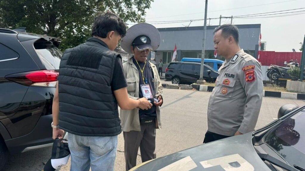 Polisi Amankan Juru Parkir Liar Pemeras Sopir Taksi Online di Cibinong