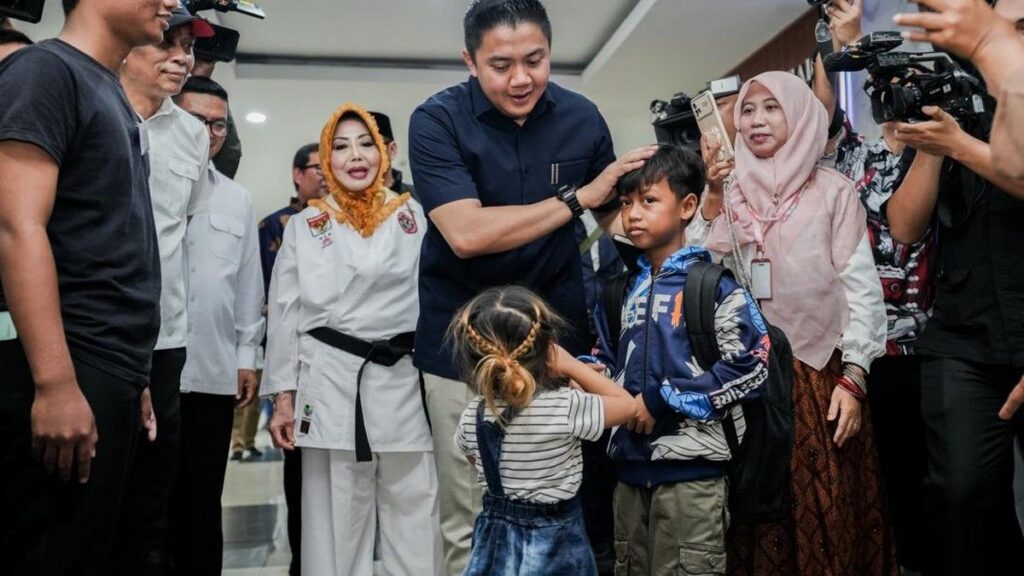 Siswa Sekolah Rakyat Bacakan Puisi di Hadapan Sekretaris Kabinet