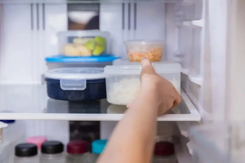 5 Makanan yang Sebaiknya Tidak Disimpan dalam Wadah Plastik