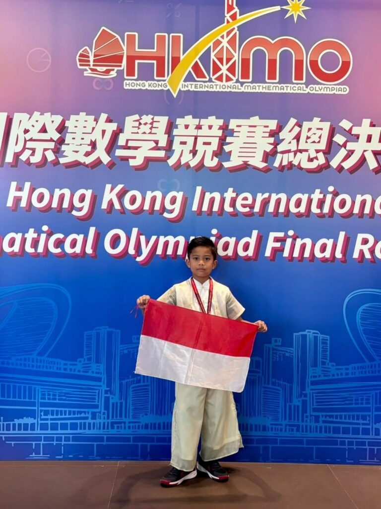 Siswa SD Indonesia Ragnar Azhar Menang Medali Emas HKIMO 2026 di Hong Kong