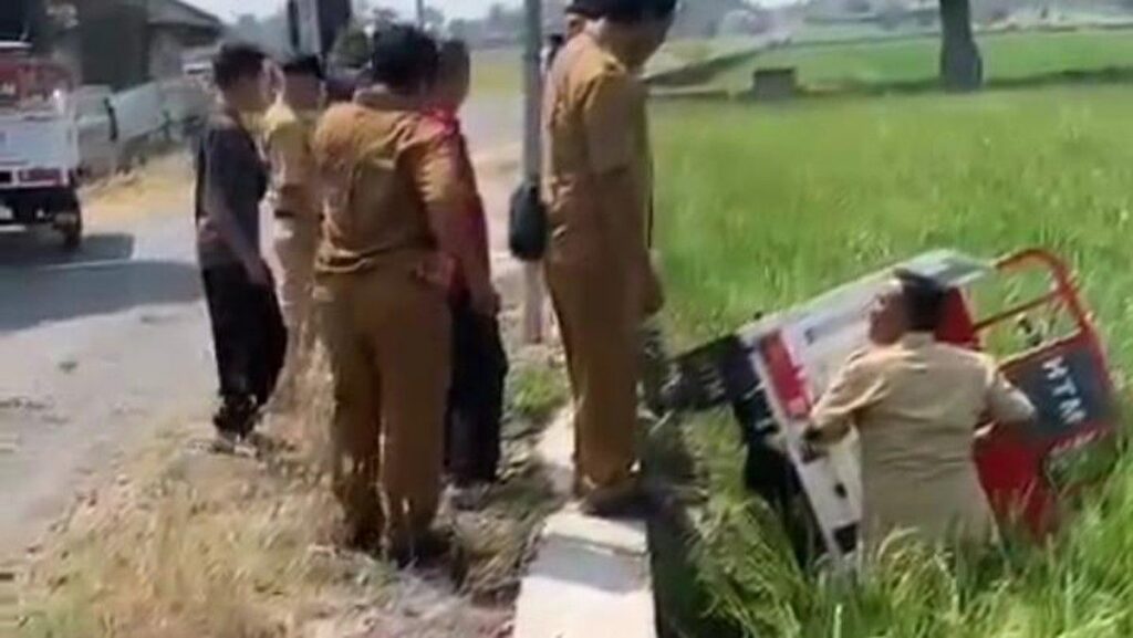 Motor Roda Tiga Perangkat Desa Tercebur Sawah di Klaten