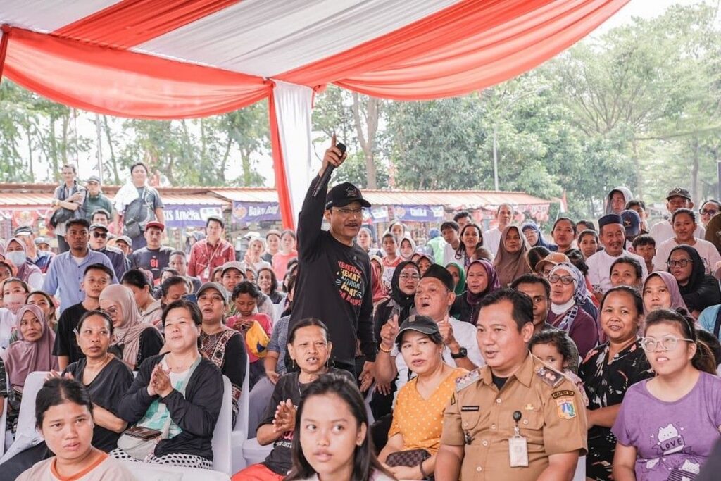 Mensos Bagikan Sembako dan Tinjau Jamuan Rakyat di Kalijodo