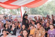 Mensos Bagikan Sembako dan Tinjau Jamuan Rakyat di Kalijodo