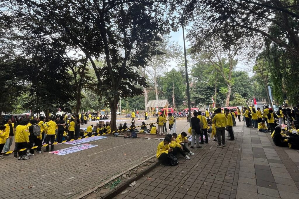Mahasiswa UI Kerahkan 50 Angkot Demo Menuju Bundaran HI