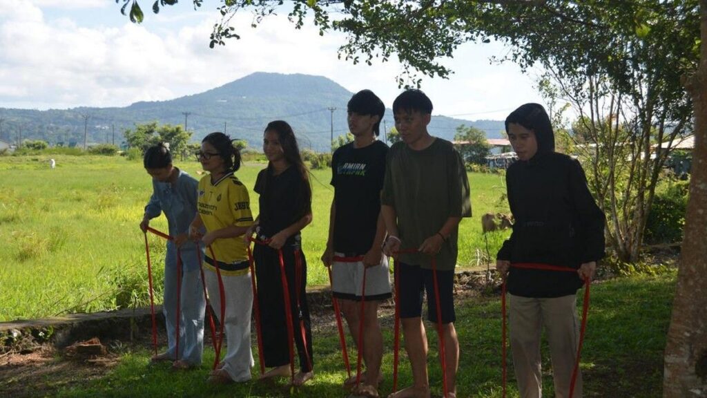 Cara membuat dan memainkan permainan tradisional kaki kuda Minahasa