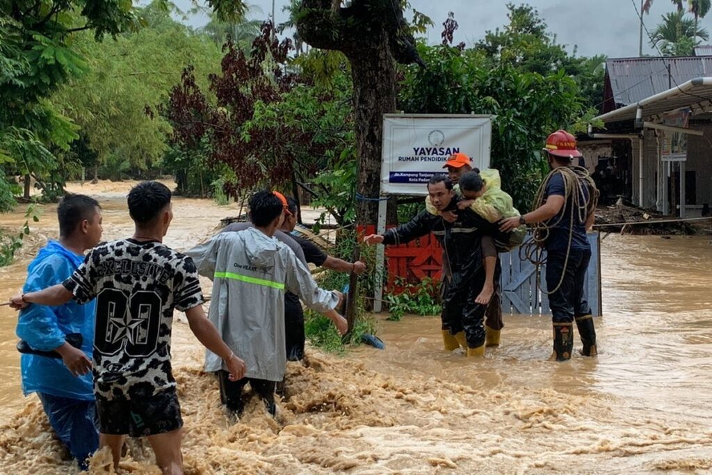 Banjir Rendam Ratusan Rumah di Padang Akibat Hujan Deras