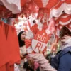 Masyarakat Menyambut HUT ke 81 RI dengan Pernak Pernik Merah Putih